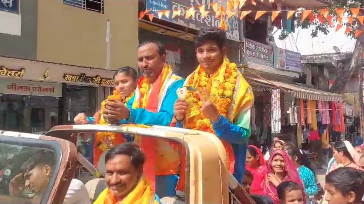 MP के दो खिलाड़ियों ने खो-खो में भारत को दिलाया स्वर्ण पदक: मलेशिया से लौटने पर स्वागत में निकाली रैली