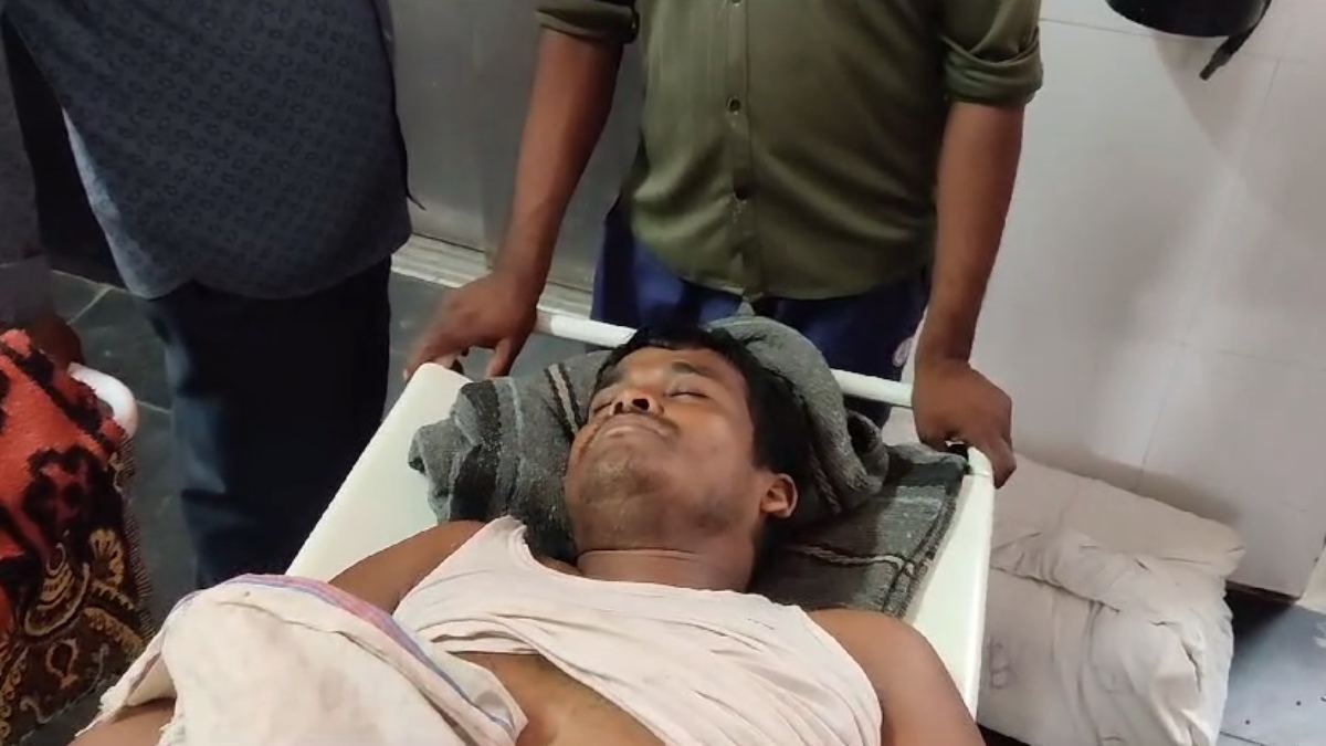 करंट की चपेट में आने से झुलसा कर्मचारी: खेत में ट्रांसफार्मर लगाते समय हुआ हादसा, हालत गंभीर