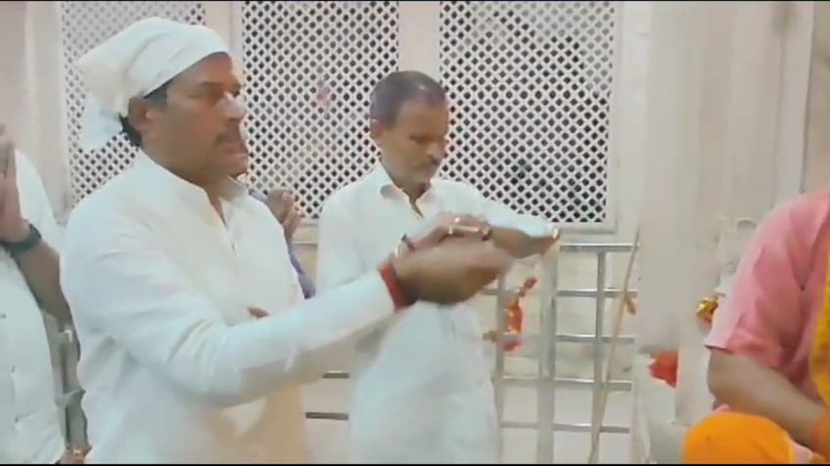 MP चुनाव से पहले ‘हनुमान भक्ति’ पर सियासत: उद्यानिकी मंत्री ने किए मंदिर के दर्शन, कांग्रेस बोली- सच्चे भक्त सिर्फ कमलनाथ, भारत कुशवाह ने किया पलटवार