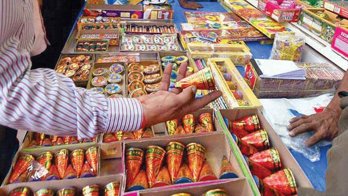 राजधानी का पटाखा मार्केट हादसे को दे रहा न्योता: व्यापारियों ने शहर के बीचों-बीच बनाया गोदाम, प्रशासन के निर्देश के बाद भी नहीं दे रहे ध्यान