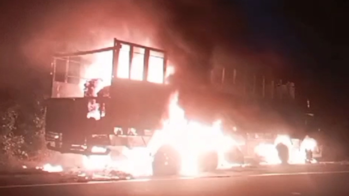 NH पर चलते ट्रक में लगी आग, VIDEO: रूई से भरा ट्रक जलकर राख, ड्राइवर और चालक ने कूदकर बचाई जान