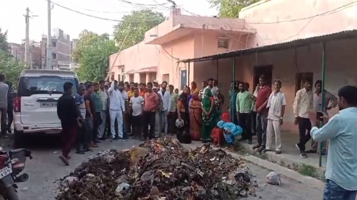 मुरैना में सफाई कर्मियों का फूटा गुस्सा: निगम कार्यालय में फेंका कचरा, मांगों लेकर 8 दिनों से है हड़ताल पर