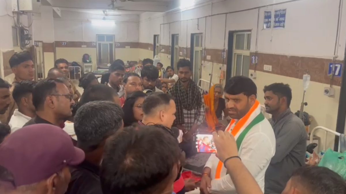 MP : कांग्रेस प्रत्याशी ने घायलों से की मुलाकात, केंद्रीय मंत्री के काफिले से टक्कर में चोटिल हुए थे कई लोग