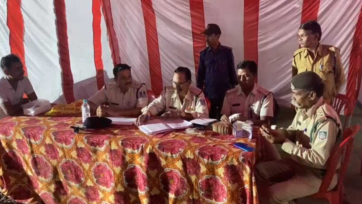 Raisen News: चेकिंग के दौरान मालवाहक वाहन से 3 लाख 90 हजार बरामद, जब्त राशि खजाने में जमा