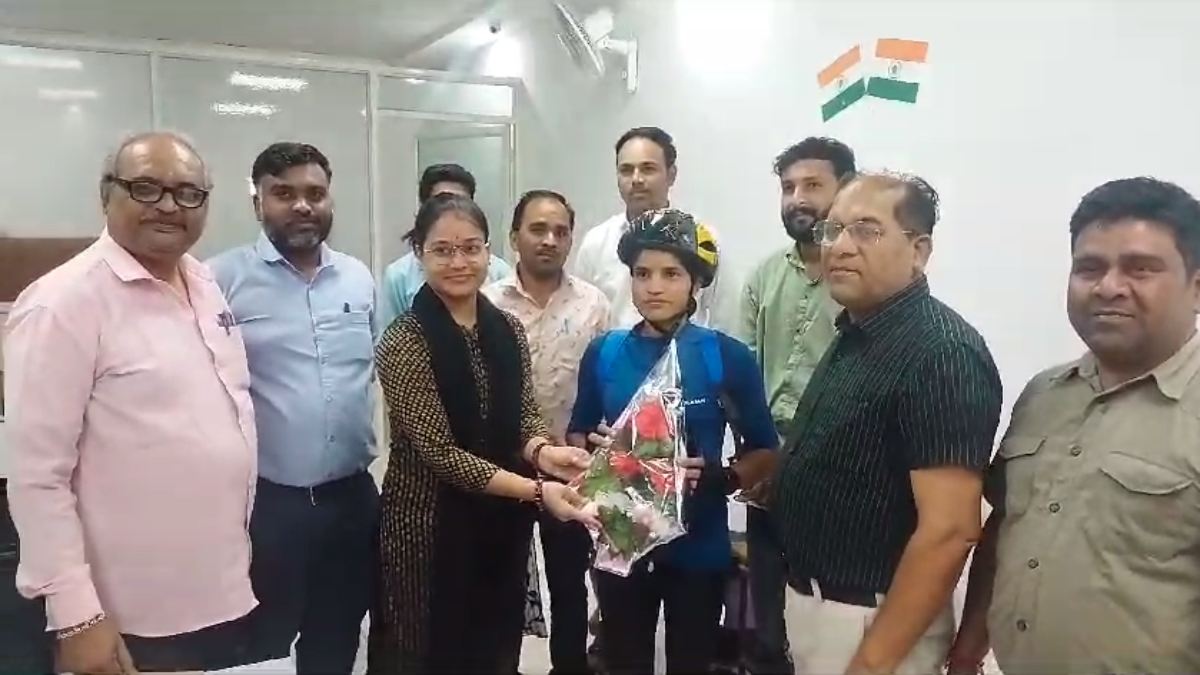 News 24 MP-CG और Lalluram.com की ‘साइकिल से वोट यात्रा’: विदिशा पहुंची नेशनल साइकिलिस्ट आशा मालवीय, वोटिंग प्रतिशत बढ़ाने लोगों से की अपील