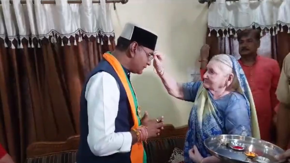 चुनाव प्रचार से पहले स्वतंत्रता सेनानी का आशीर्वाद लेने पहुंचे विश्वास सारंग: बुजुर्ग से सुना आजादी का किस्सा, कमलनाथ और कांग्रेस प्रत्याशी की सूची पर साधा निशाना