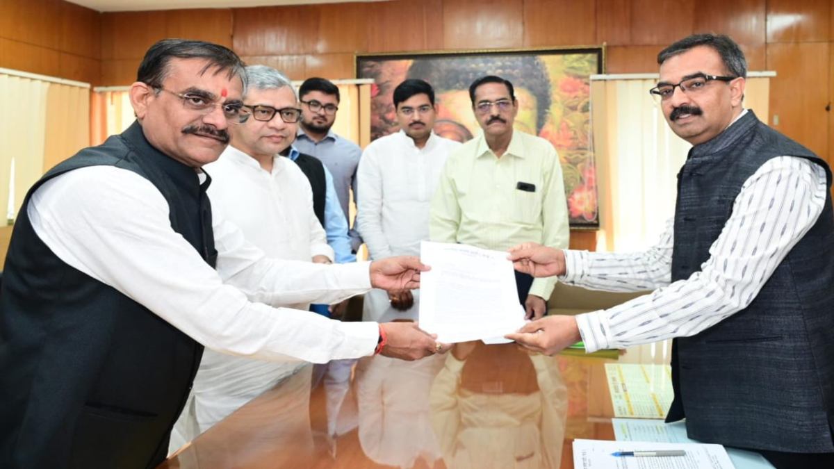 चुनाव आयोग पहुंचा बीजेपी प्रतिनिधिमंडल: 80 साल से अधिक उम्र और दिव्यांग वोटर्स को सुविधा देने किया धन्यवाद, VD शर्मा ने टिकट वितरण को लेकर कही ये बात