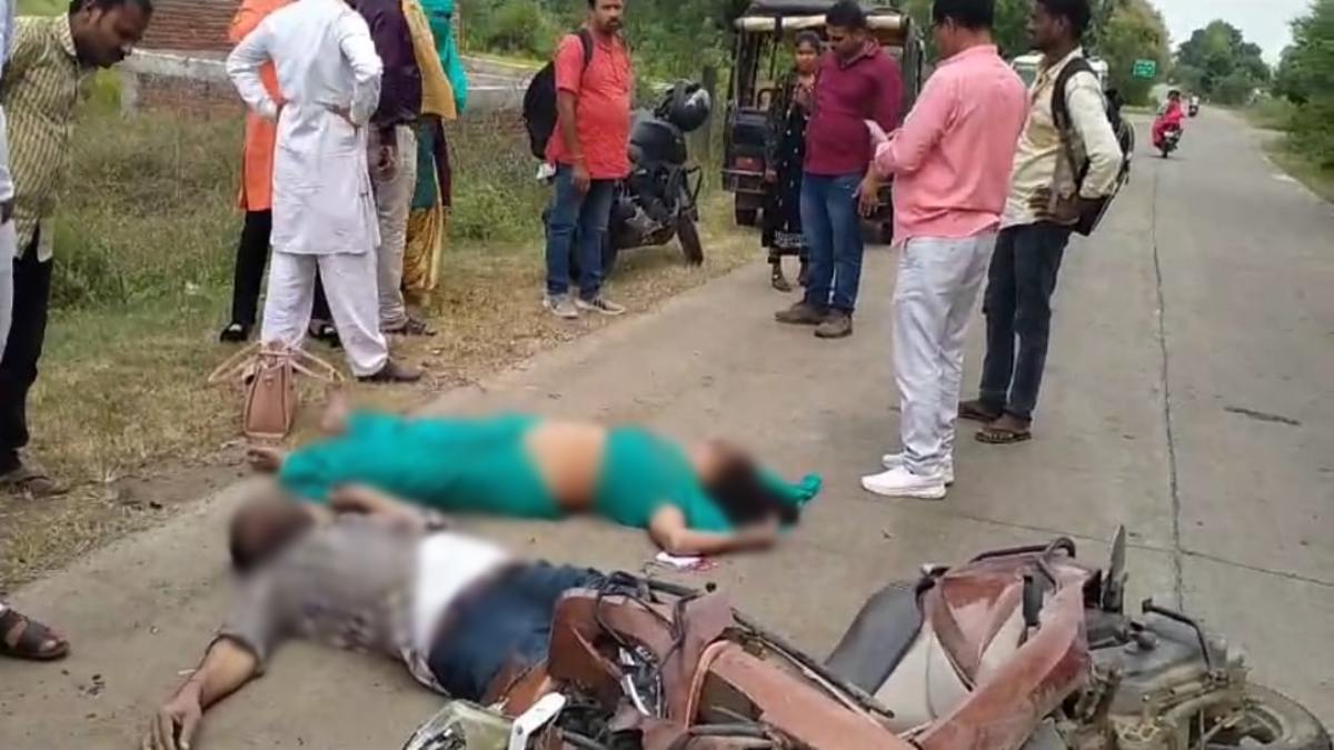 सड़क हादसे में पति-पत्नी की मौत: तेज रफ्तार ट्रैक्टर ने स्कूटी को मारी टक्कर, इलाज के दौरान तोड़ा दम