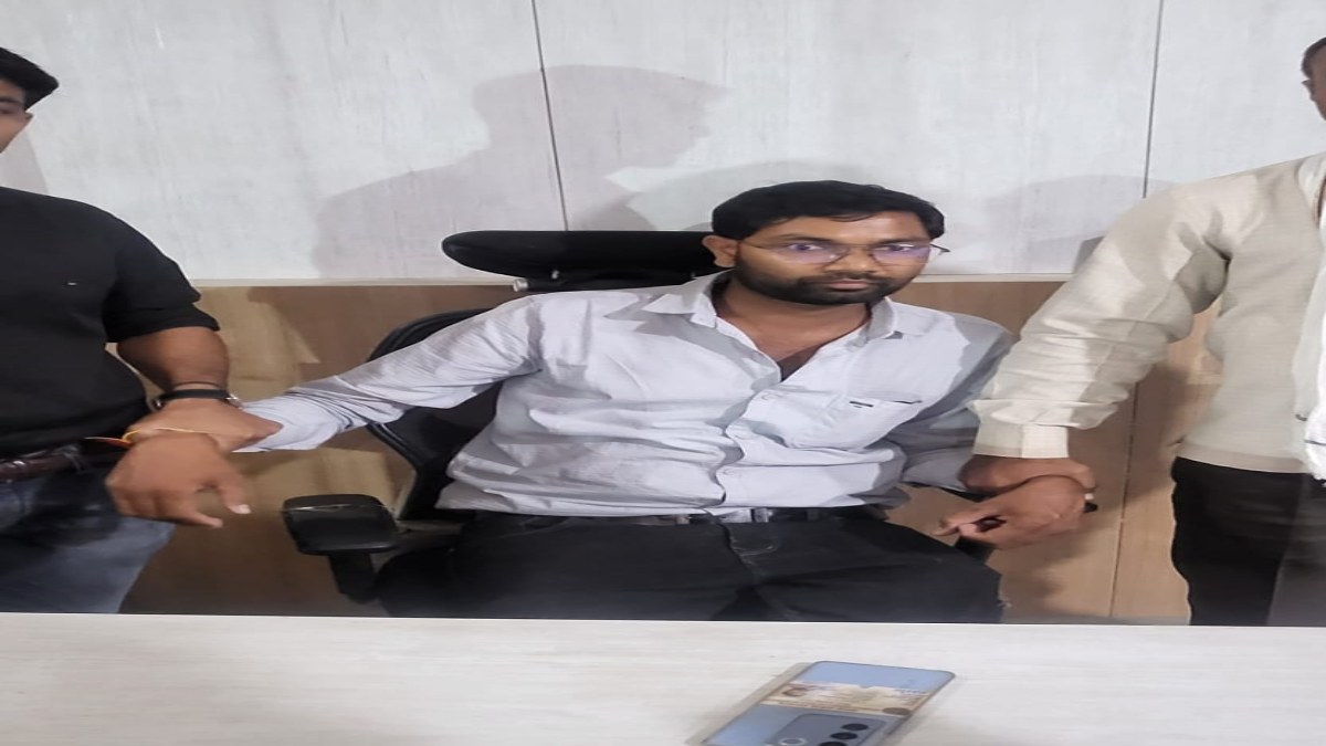 20 हजार की रिश्वत लेते पटवारी रंगेहाथ गिरफ्तार: इस काम के बदले मांग रहा था घूस, लोकायुक्त ने की कार्रवाई