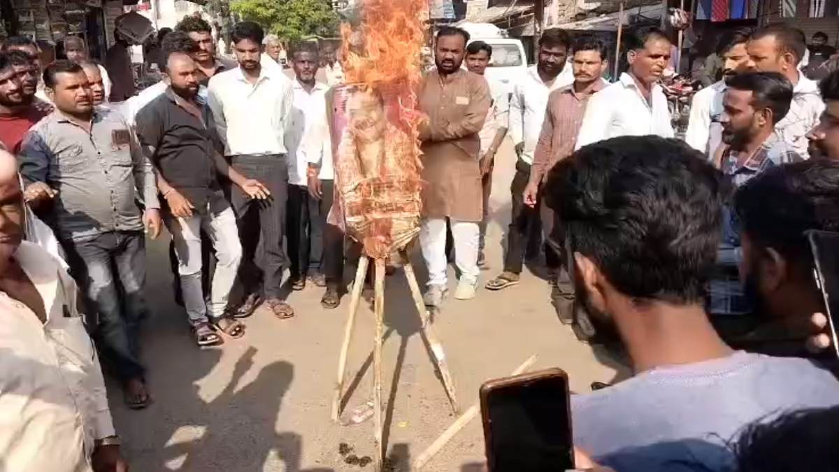 कांग्रेस की दूसरी सूची पर विरोध जारी: यहां प्रत्याशी का जलाया पुतला, शराब ठेकेदार नहीं चलेगा के लगाए नारे