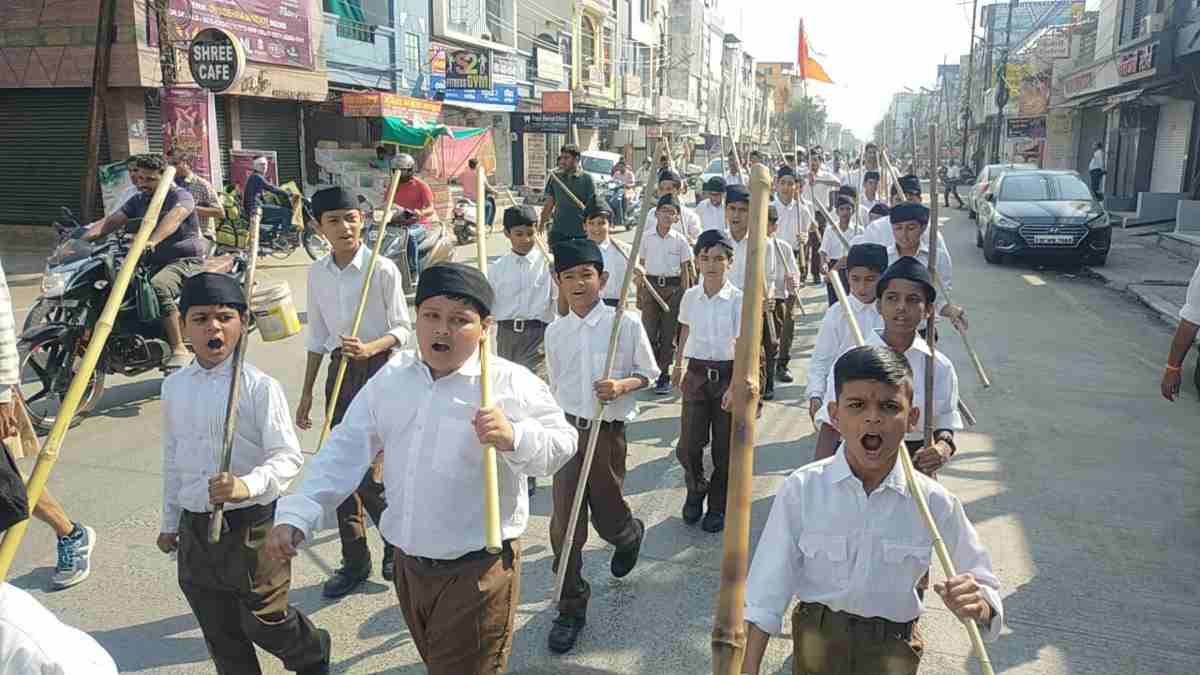 इंदौर में RSS का पथ संचलन: बाल शाखा के 5 से 17 साल के बच्चों ने लिया हिस्सा, जय घोष के साथ कदम ताल करते दिखे, लोगों ने घरों से की पुष्प वर्षा