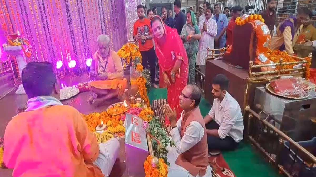 सपरिवार सलकनपुर पहुंचे सीएम शिवराज: बिजासन धाम में देवी के किए दर्शन, प्रदेशवासियों के लिए की सुख समृद्धि की कामना