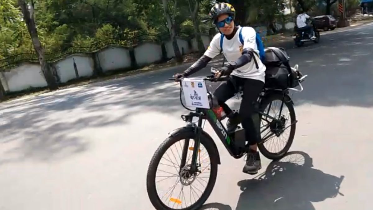 NEWS 24 MP-CG और Lalluram.com की खास मुहिम: ‘बनाओ कीर्तिमान सबसे अधिक मतदान’, साइकिल से सागर पहुंची आशा मालवीय, Vote प्रतिशत बढ़ाने मतदाताओं को किया जागरूक