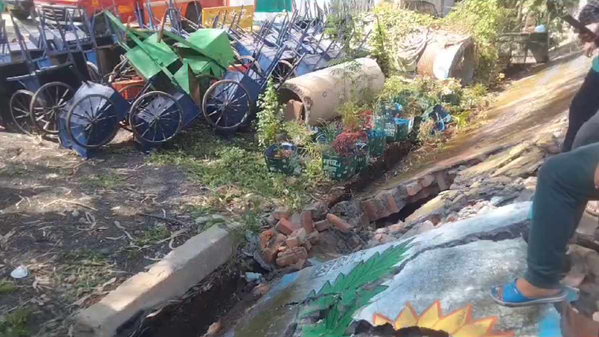 मजदूरों पर गिरी बाउंड्रीवाल की दीवार; नाली निर्माण के वक्त हुआ हादसा, 2 मजदूरों की हालत गंभीर