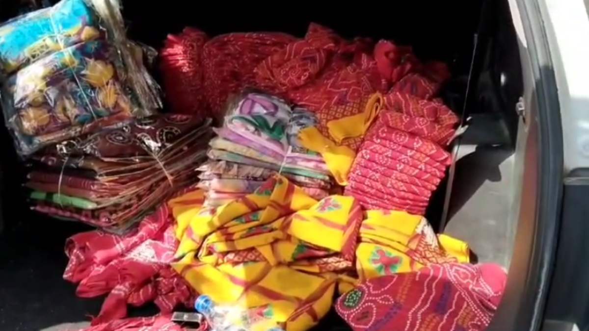 चुनाव आचार संहिता का उल्लंघनः बीजेपी नेता के साड़ी बांटने का वीडियो वायरल, तीन के खिलाफ केस दर्ज