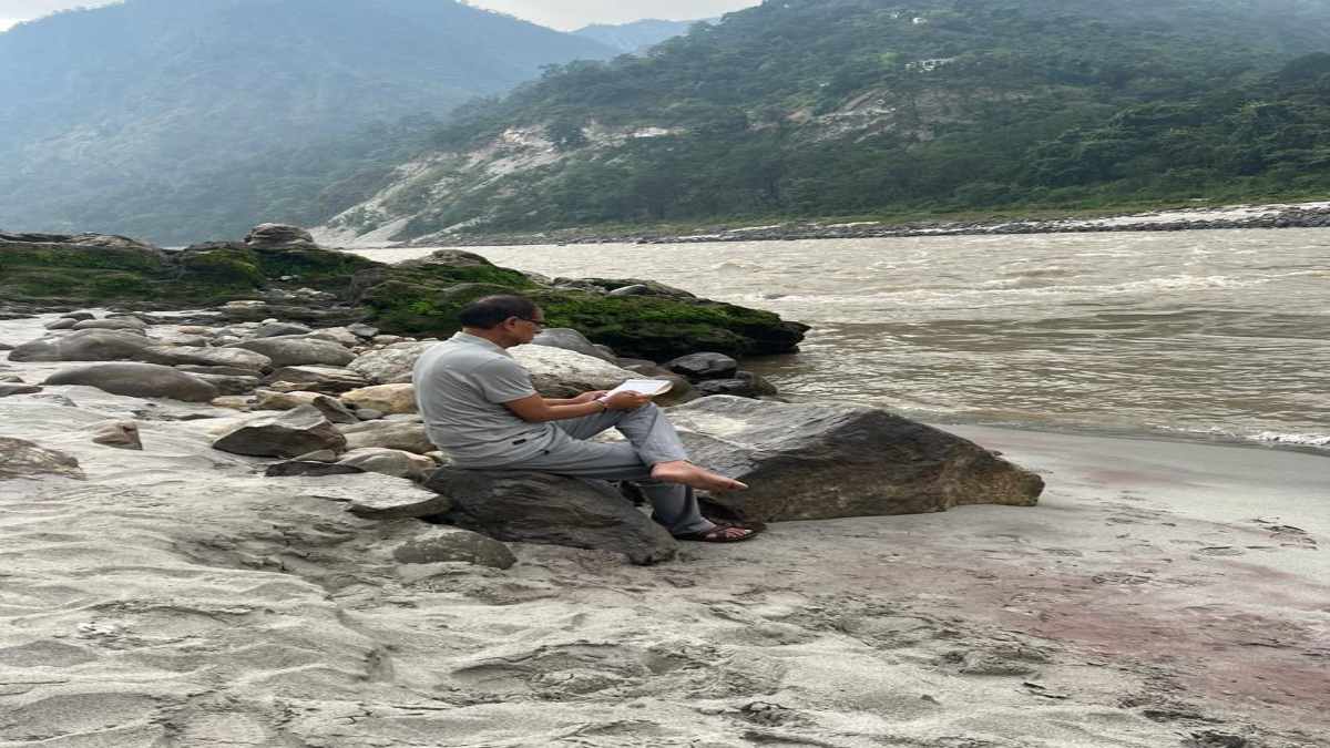 MP में चुनाव की तारीखों के ऐलान के बाद गंगा किनारे पहुंचे CM शिवराज: कहा- चिंतन और मुलाकात करूंगा, कांग्रेस बोली- दादा अब ऋषिकेश में होगा…