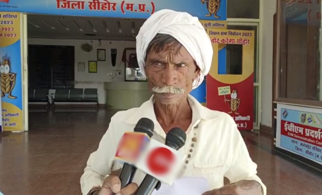 MP में पंचायत का अजब खेल: जिंदा इंसान को कागजों में बताया मृत, सबूत लेकर बुजुर्ग लगा रहा चक्कर, CEO ने कही ये बात…