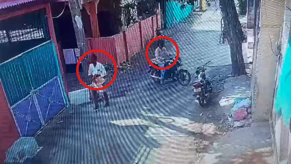 आचार संहिता का उल्लंघन: बाइक सवार ने घर-घर फेंके PM मोदी और कृषि मंत्री की फोटो छपे झोले, CCTV में कैद हुए दो युवक