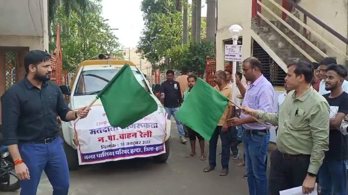 जिला प्रशासन की अनोखी पहल: मतदाताओं को जागरूक करने निकाली टॉर्च रैली, जिला पंचायत CEO ने मतदाता रथ को दिखाई झंडी