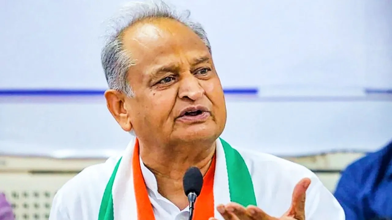 राजस्थान स्कूल शिक्षा परिषद ने दिया आदेश, दूध के पैकेट से मुख्यमंत्री गहलोत का फोटो हटा दें