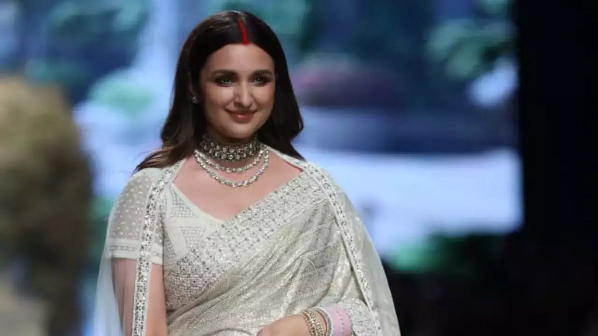 Parineeti Chopra at Lakme Fashion Week: मांग में सिंदूर और साड़ी पहन कर परिणीति उतरीं रैंप वॉक पर, सादगी ने लुटा लोगों का दिल