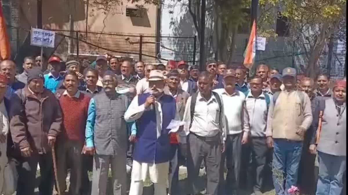 अल्मोड़ा: पूर्व पैरामिलिट्री कर्मियों ने की वन रैंक-वन पेंशन की मांग, कहा- सरकार कर रही सौतेला व्यवहार