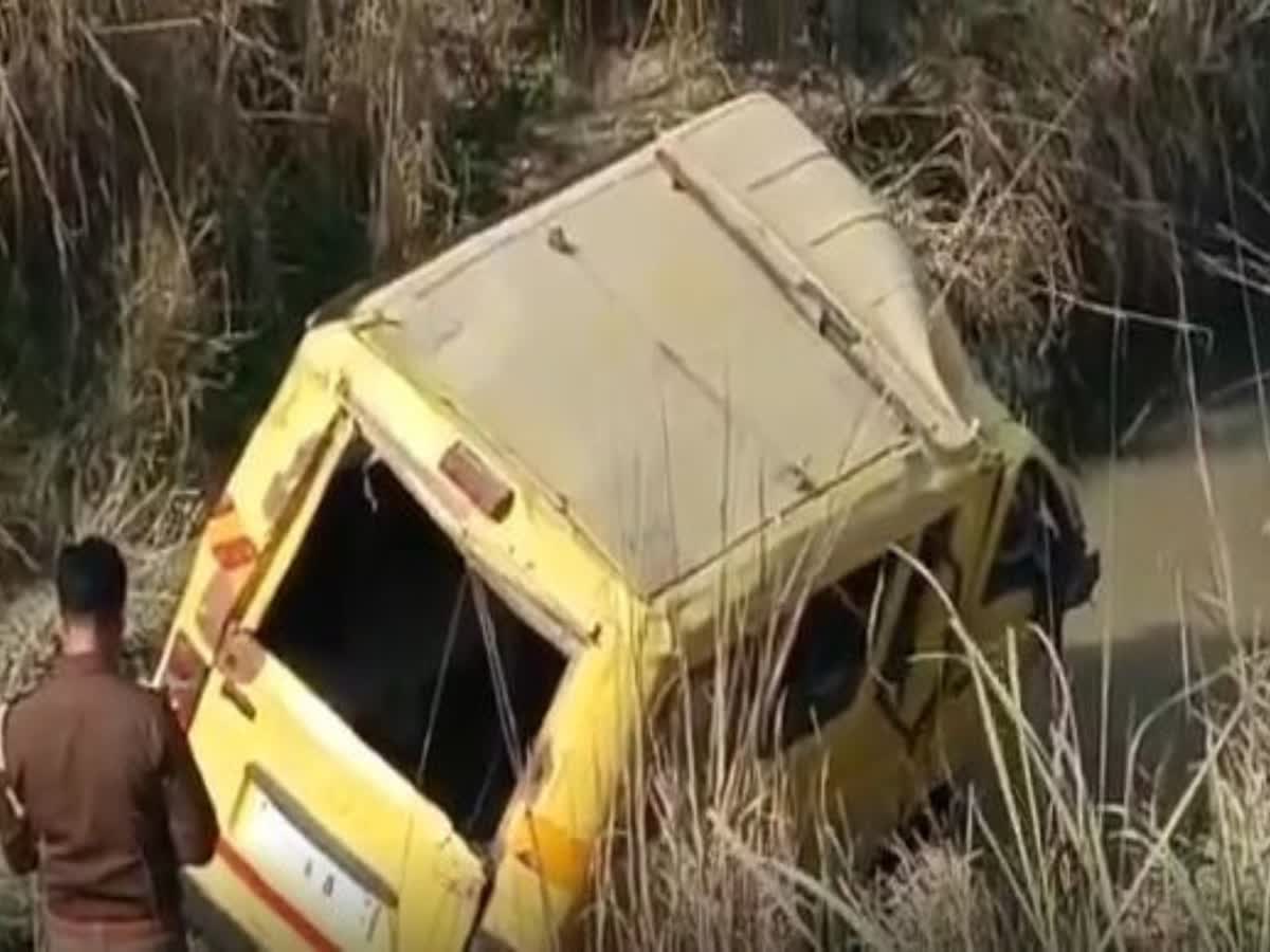 इटावा: क्षमता से अधिक बच्चों को लेकर जा रही स्कूली वैन पलटी, छह छात्र घायल