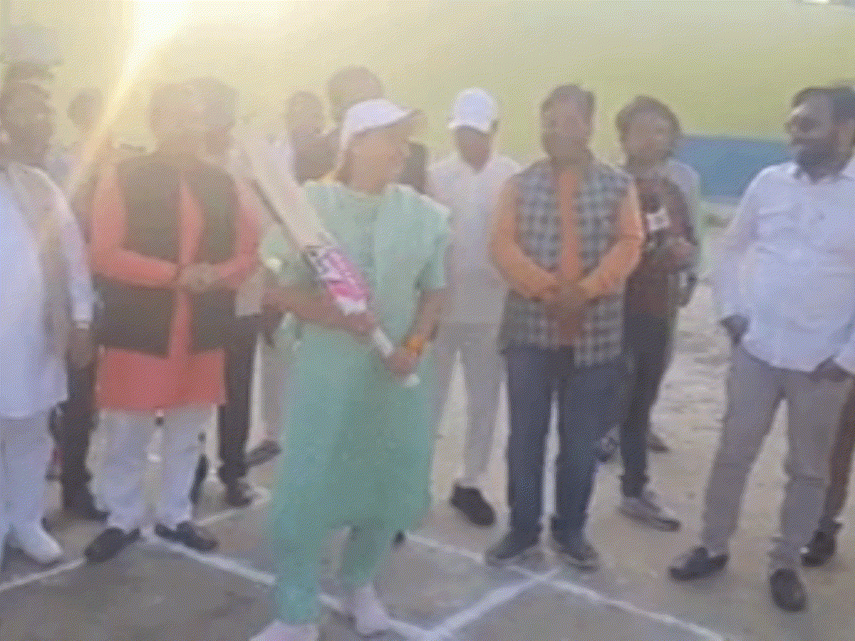 खेल मंत्री रेखा आर्य ने थामा बल्ला, युवाओं को नशे से दूर रहने की दी नसीहत