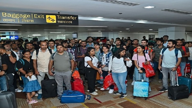 ऑपरेशन अजय: ओडिशा के 7 समेत 212 भारतीय दिल्ली पहुंचे