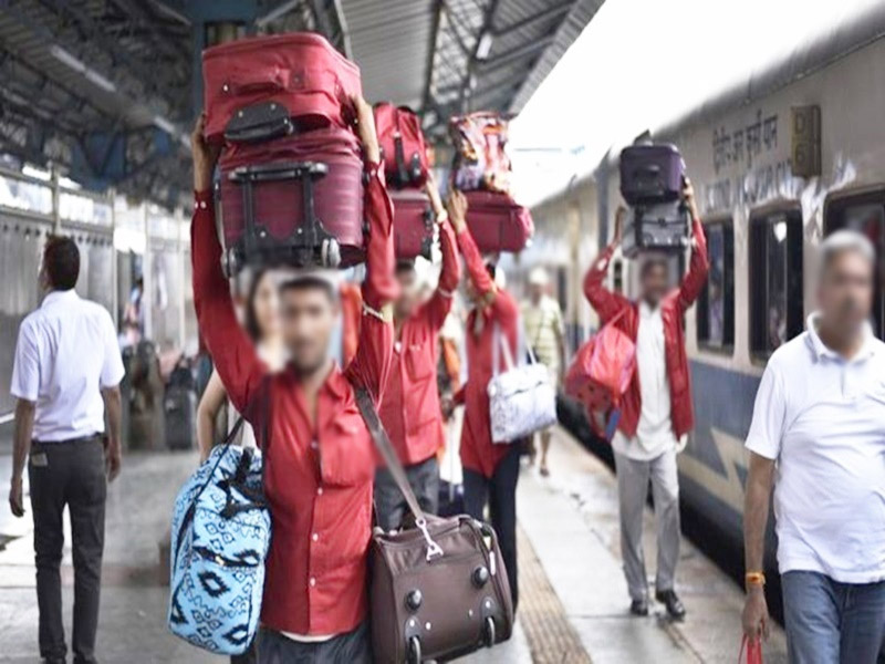 रेलवे ने कुलियों का मेहनताना 40 फीसदी तक बढ़ाया