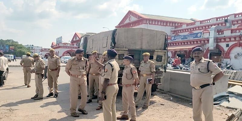 कानपुर में बड़ा बवाल: कैदी आया लाइव, दरोगा और तीन पुलिसकर्मी निलंबित