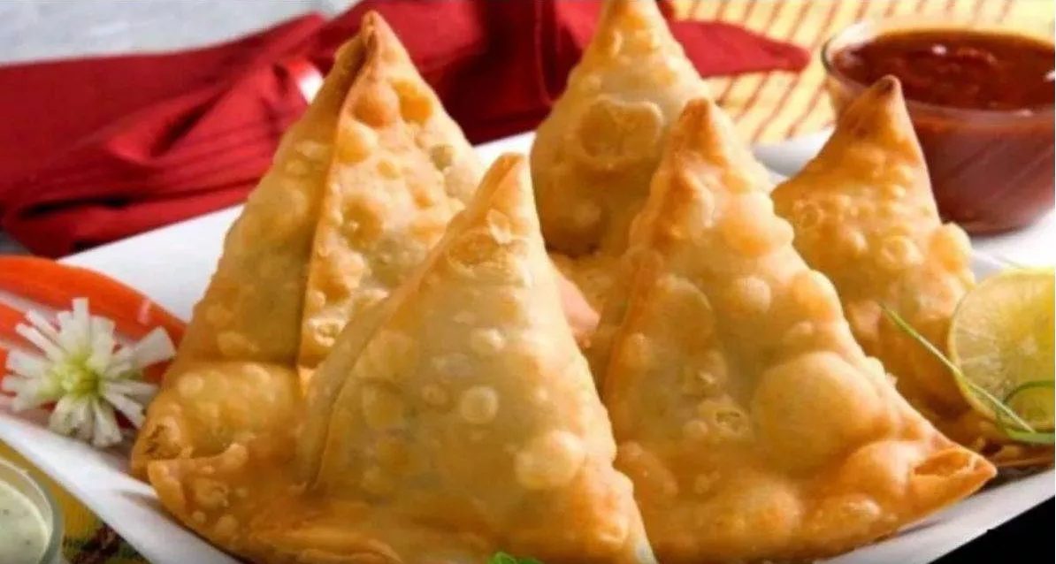 Punjab News: चंडीगढ़ एयरपोर्ट कैफे के समोसे में निकला कॉकरोच, नोटिस जारी