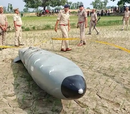 लखनऊ: खेत में गिरा विमान का फ्यूल टैंक, मौके पर पहुंचे एयरफोर्स के जवान