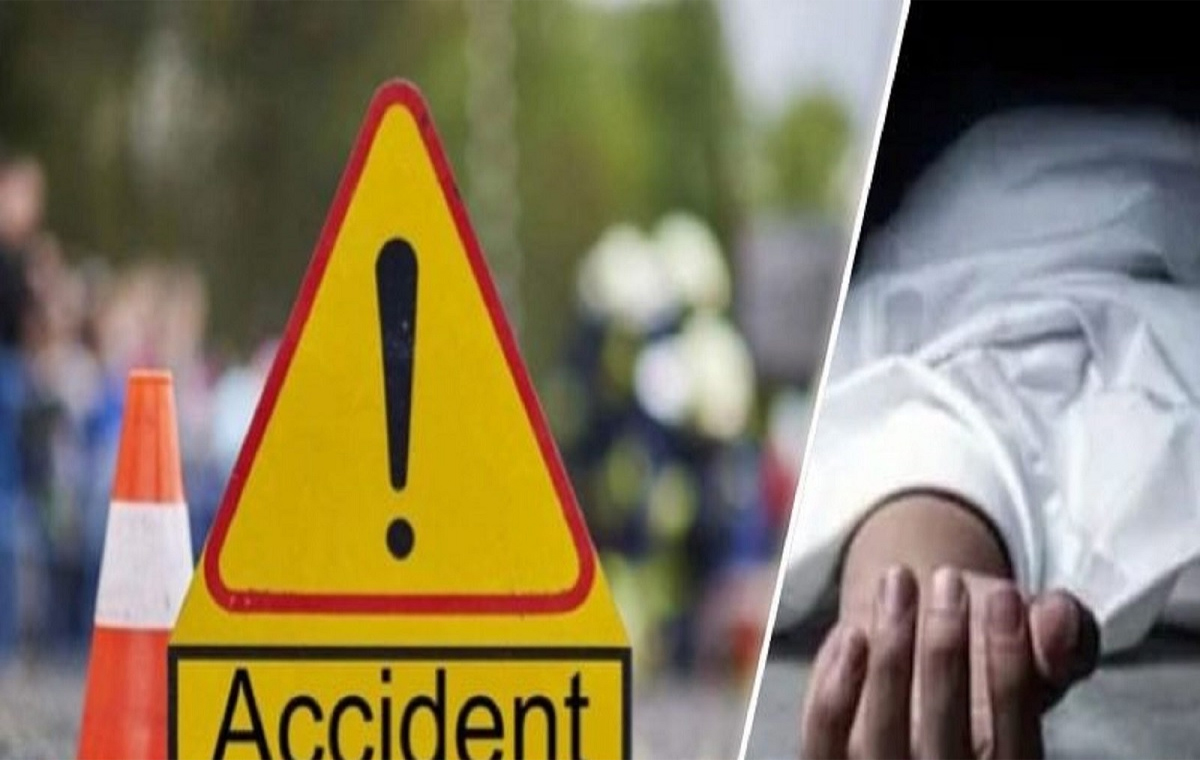बेकाबू कार ने रोड पर खड़ी ट्रॉली को मारी टक्कर, हादसे में तीन लोगों की मौत