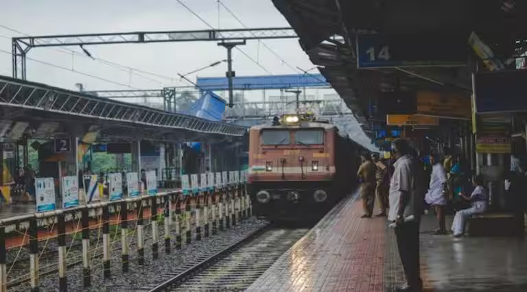 स्टेशनों पर दिव्यांग-बुजुर्गों को विशेष सुविधाएं मिलेंगी
