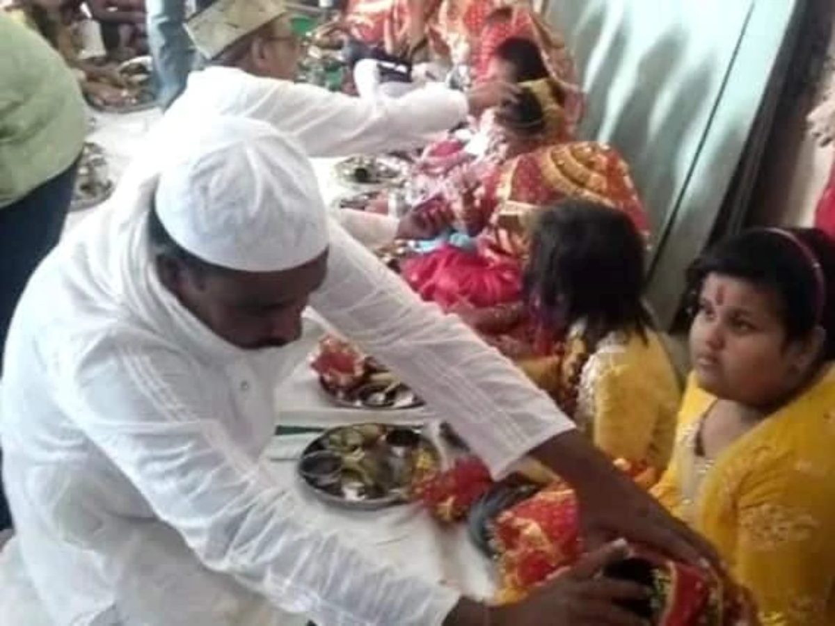 UP News: गंगा-जमुनी तहजीब की एक अद्भुत मिसाल, मुस्लिम समाज के लोगों ने किया कन्या पूजन