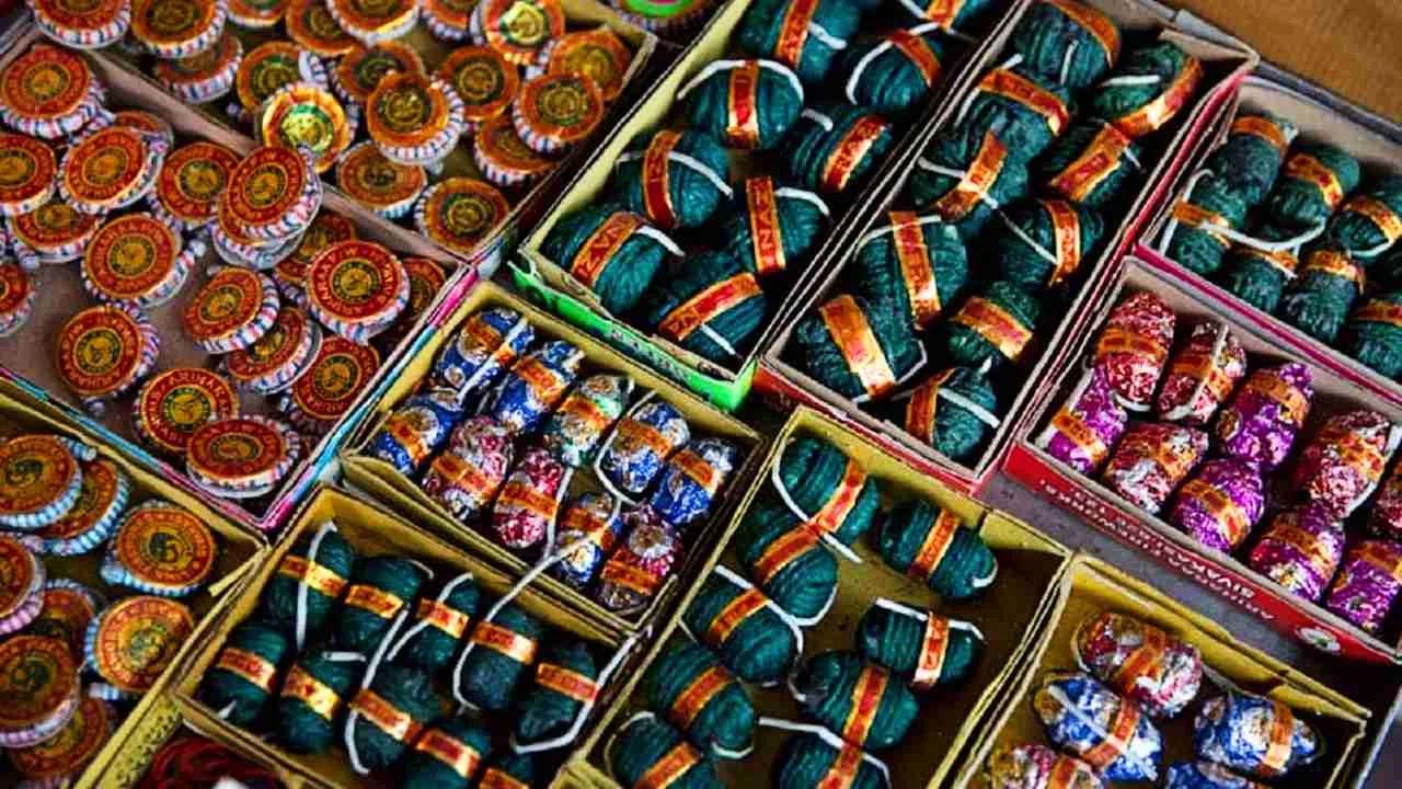 पटाखों की आपूर्ति करने वाले दो लोग गिरफ्तार