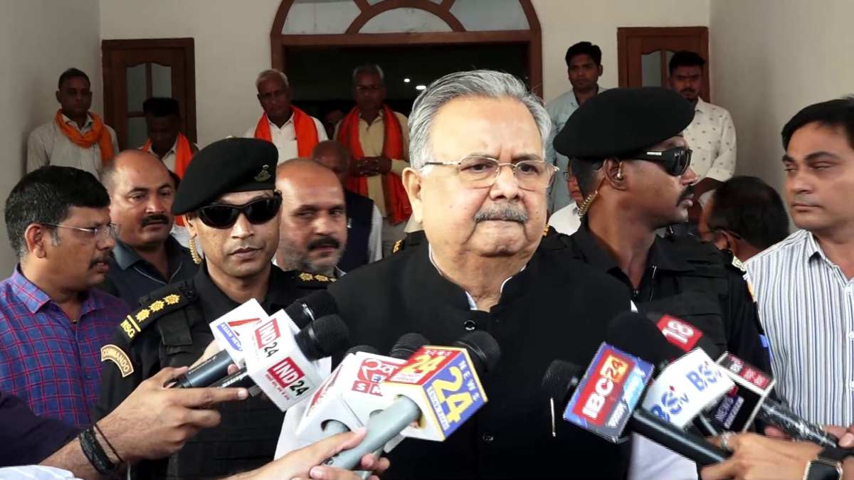 कैंडिडेट पर कड़े सवालः पूर्व CM रमन सिंह का कांग्रेस पर हमला, बोले- यहां 3 लाख मतदाता में कांग्रेस नहीं ढूंढ पाई चेहरा, बाहरी लोगों को बुलाने की जरूरत क्यों पड़ गई