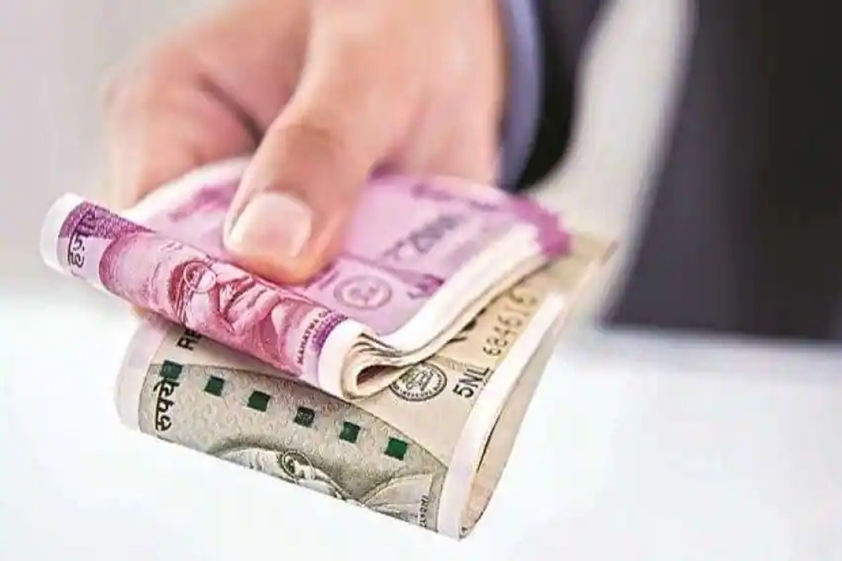 Maharastra News: ईमानदारी ने जीता सबका दिल, सेवानिवृत कर्मचारियों ने लौटाए ₹100000 अतिरिक्त राशि…