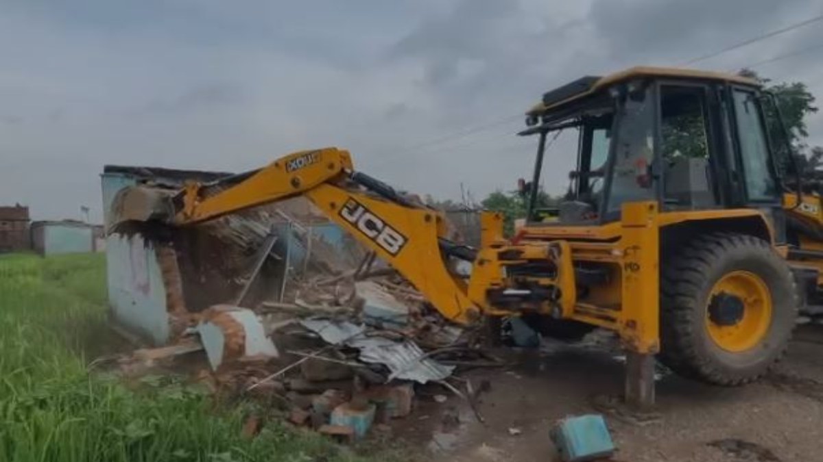 गौ-हत्या की मिली सजा: आरोपियों के घर पर चला बुलडोजर, मामले में पांच  गिरफ्तार   