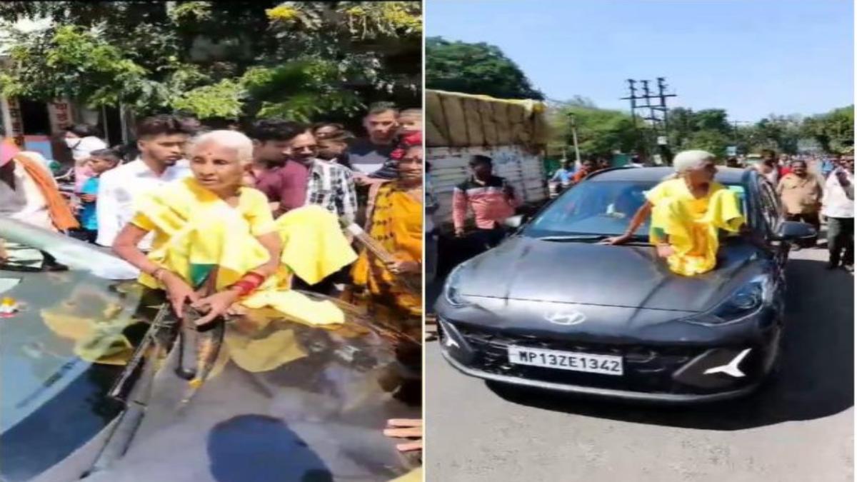 कार की बोनट पर चढ़कर बुजुर्ग महिला का ड्रामा: वीडियो सोशल मीडिया पर वायरल
