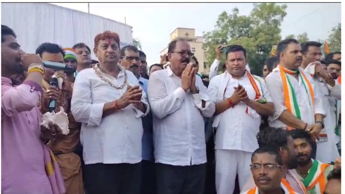 11 ब्राम्हणों के मंत्रोच्चारण के बाद मंत्री अकबर ने की चुनावी प्रचार अभियान की शुरूआत, हजारों की संख्या में जगह-जगह लोगों ने किया स्वागत