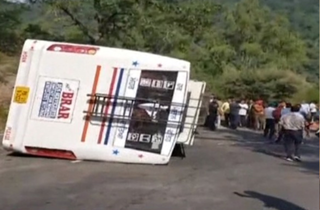 भाखड़ा डैम देखने गए स्कूली बच्चों के साथ बड़ा हादसा, ब्रेक फेल होने से 46 बच्चे सवार स्कूल बस पलटी, कई बच्चे घायल
