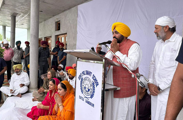 CM भगवंत मान का जन्मदिन : गुरुद्वारा साहिब में माथा टेका और श्री गुरु ग्रंथ साहिब जी का लिया आर्शीवाद