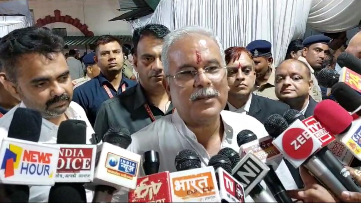अधिवक्ता संघ के कार्यक्रम में सीएम भूपेश बघेल ने केंद्र सरकार पर साधा निशाना, कहा- जातिगत जनगणना बिहार सरकार करा सकती है तो केंद्र क्यों नहीं…