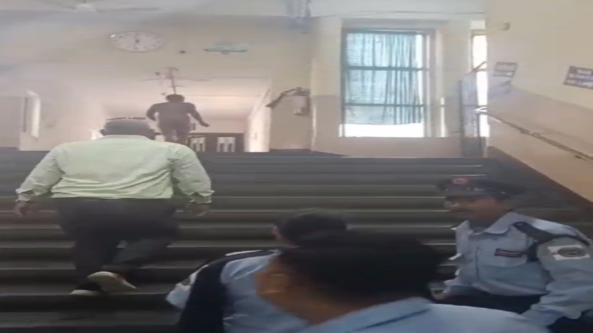 इंदौर: मानसिक रोगी ने अस्पताल में जमकर मचाया हंगामा, कड़ी मशक्कत के बाद मरीज पर पाया गया काबू, देखें वीडियो