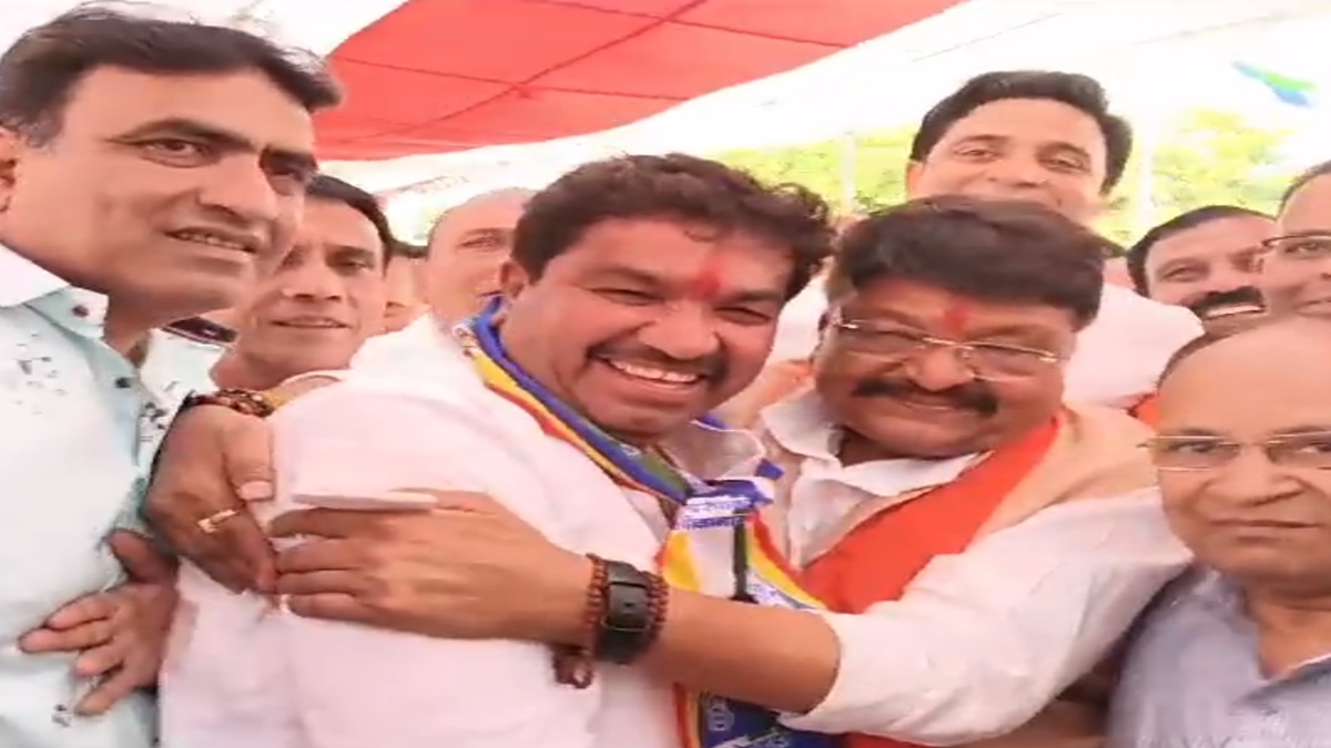 दो दल एक दिल! कांग्रेस विधायक ने बीजेपी प्रत्याशी के छुए पैर, कैलाश विजयवर्गीय ने लगाया गले, देखें वीडियो…