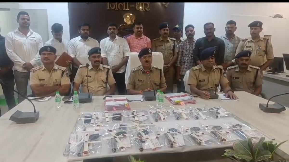 धार पुलिस को मिली बड़ी कामयाबी: इनामी बदमाश के 2 साथी गिरफ्तार, अवैध हथियार तस्करी में करोड़ों के लेन-देन का हुआ खुलासा