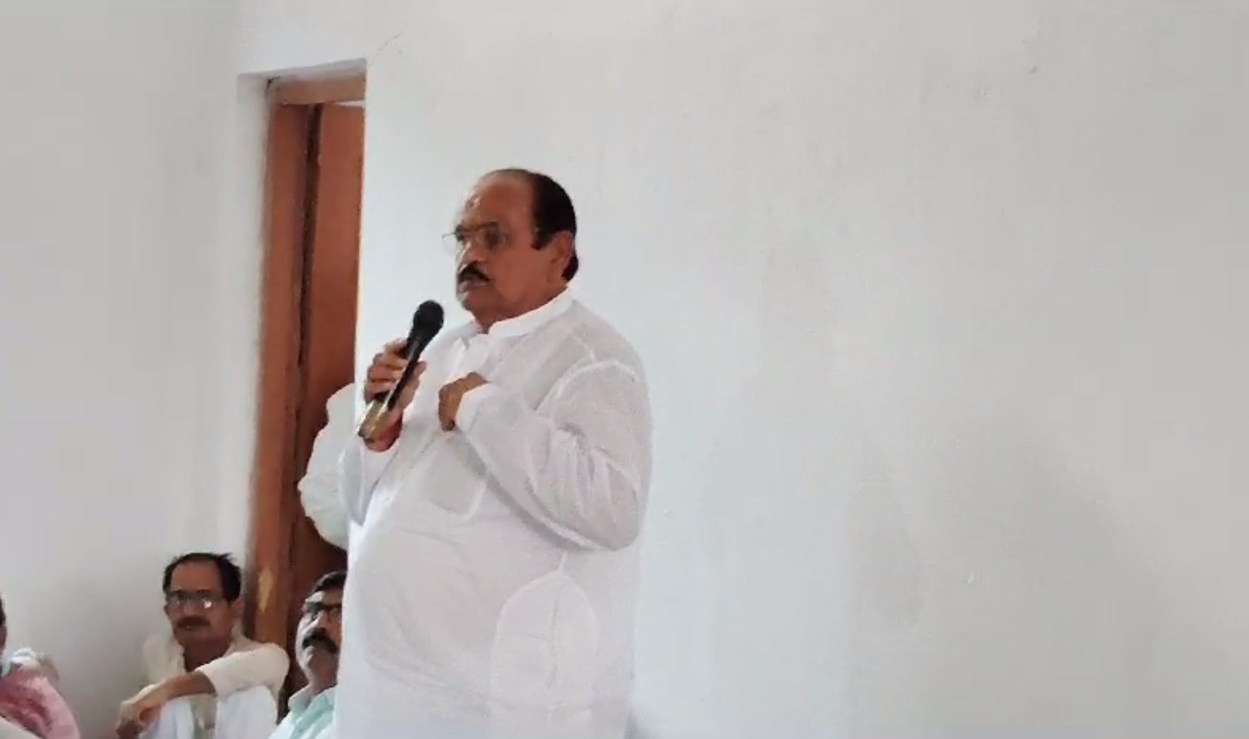 कांग्रेस में टिकट वितरण को लेकर पूर्व विधायक बोले- लिस्ट पूरी आएगी तो भारी नुकसान होगा, काम कोई और करे फल किसी और को मिले तो तकलीफ होती है 