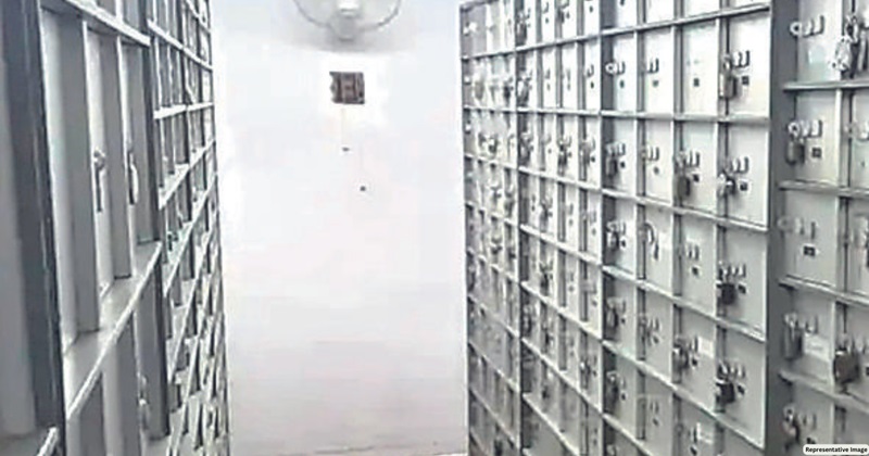 Rajasthan News: चुनाव के 15 दिन पहले गणपति प्लाजा में निजी लॉकर्स को तोड़ रहे आयकर के अधिकारी